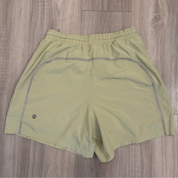 Men's Lululemon Lined Pacebreaker Shorts 5" in Yellow-Green - Picture 4 of 4
